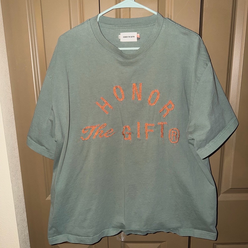 HONOR The Gift Short Sleeve Logo Tee in Sage Green